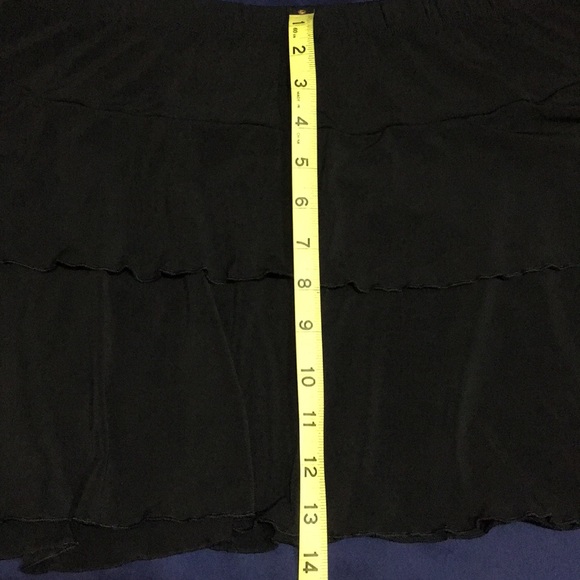 Tiered black miniskirt - Picture 3 of 4